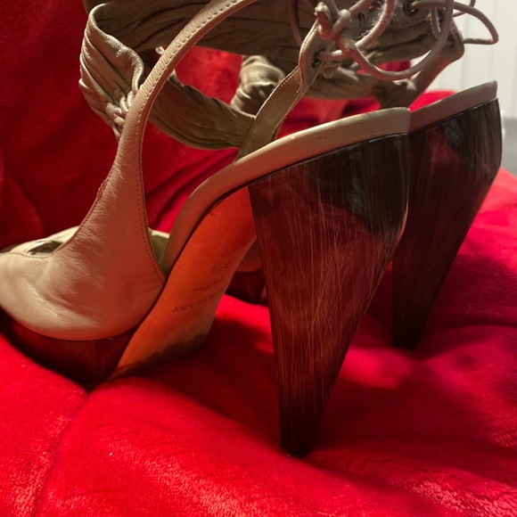 Authentic Sexy Burberry heels - Picture 4 of 5